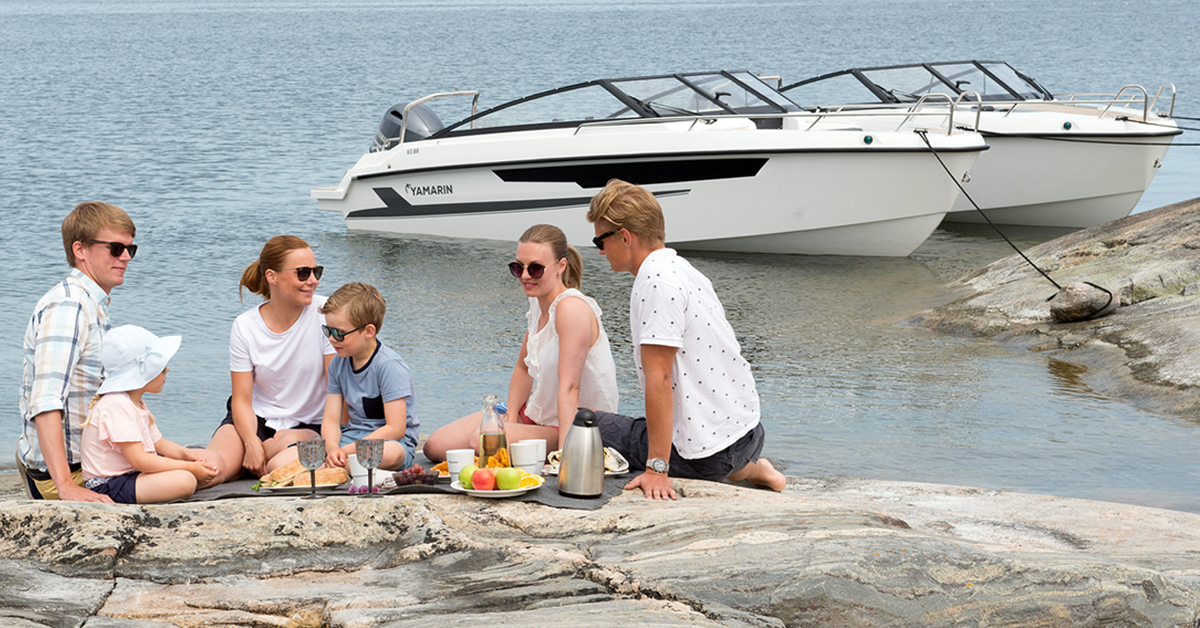 Familien og venner på piknik. Yamarin-båtene 63 BR og 63 DC i bakgrunn