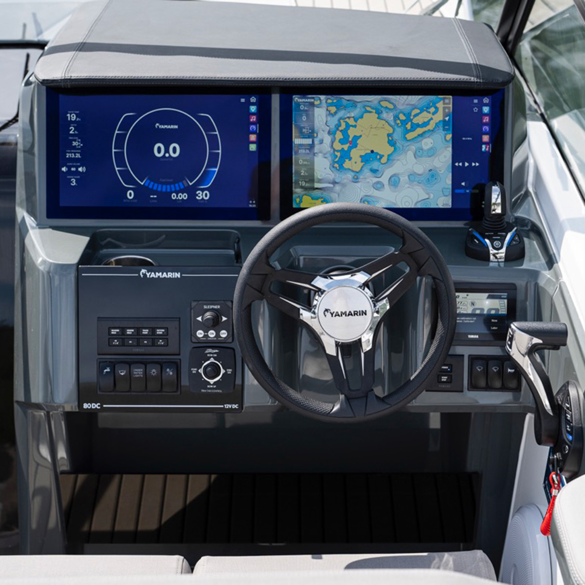 Yamarin 80 DC cockpit with double 16" multifunction displays