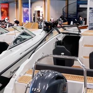 Yamarin daycruiser-veneitä Rantakoneen myymälässä