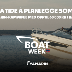 To personer kjører mot en øy om kvelden i en Yamarin 63 DC. Tekst øverst: «Det er på tide å planlegge sommeren. Yamarin-kampanje med opptil 6000 kr i rabatt.» I midten er Boat Week Norge-logoen, med Yamarin-logoen under.