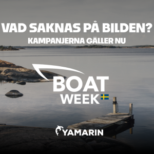 Ett sjölandskap med en tom brygga på stranden. Text: "Vad saknas på bilden? Kampanjerna gäller nu". I mitten finns Boat Week Sverige-loggan, under vilken Yamarin-loggan.