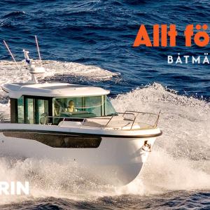 Yamarin Aura Cabin kör mot det nedre högra hörnet i vita vågor. Yamarins logga i nedre vänstra hörnet, Allt för Sjön båtmässan logga i övre högra hörnet.