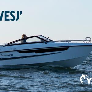 Yamarin 60 DC ajossa. Vasemmassa yläkulmassa Kallavesj-messujen logo, oikeassa alakulmassa Yamarinin logo.