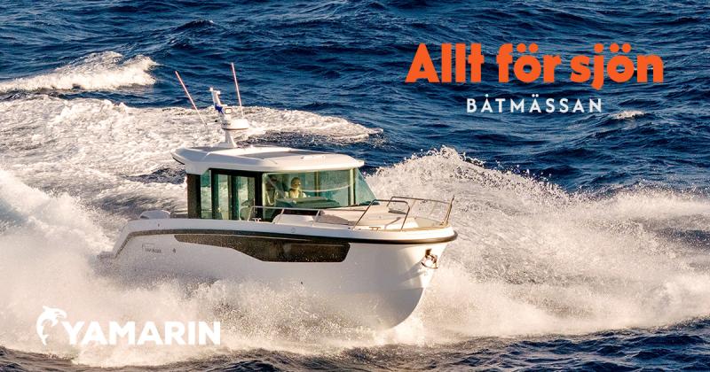 Yamarin Aura Cabin kör mot det nedre högra hörnet i vita vågor. Yamarins logga i nedre vänstra hörnet, Allt för Sjön båtmässan logga i övre högra hörnet.