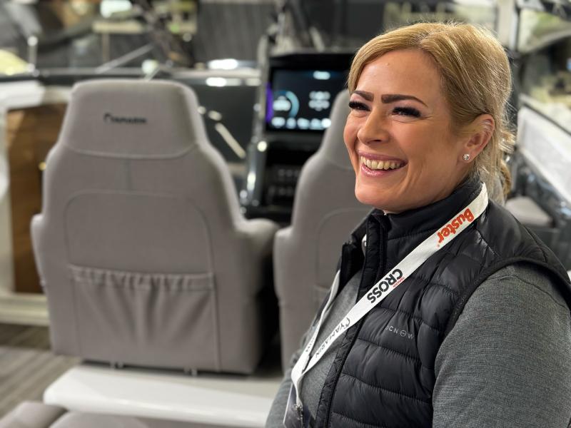 Wicmarinen myymäläpäällikkö Victoria Berg istuu nauravaisena Yamarinin kyydissä messuhallissa.