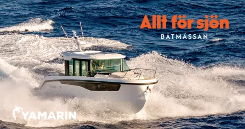Yamarin Aura Cabin kör mot det nedre högra hörnet i vita vågor. Yamarins logga i nedre vänstra hörnet, Allt för Sjön båtmässan logga i övre högra hörnet.