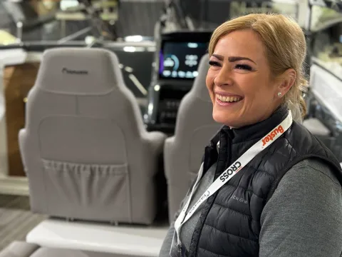 Wicmarinen myymäläpäällikkö Victoria Berg istuu nauravaisena Yamarinin kyydissä messuhallissa.