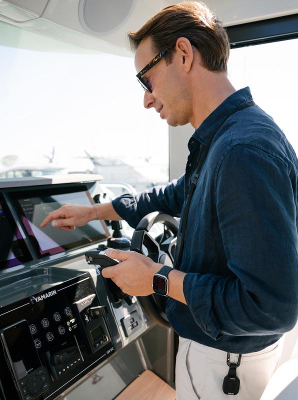 Yamarin Aura Cabin helm station with double Yamarin Q displays