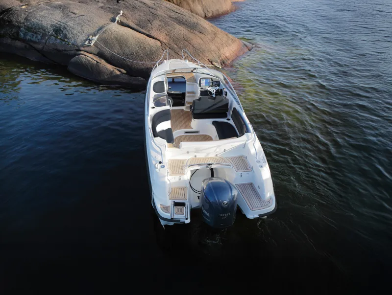 Yamarin 79 DC kiinnittyneenä kallioon.
