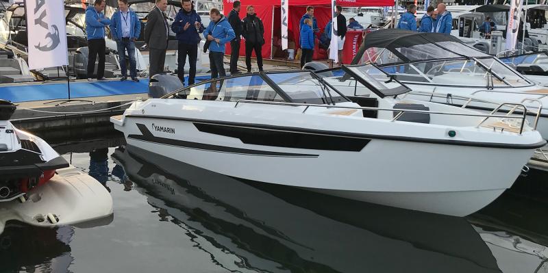 Kaksi Yamarinia Båter i Sjøen -tapahtumassa Oslossa. Laiturilla messuvieraita.