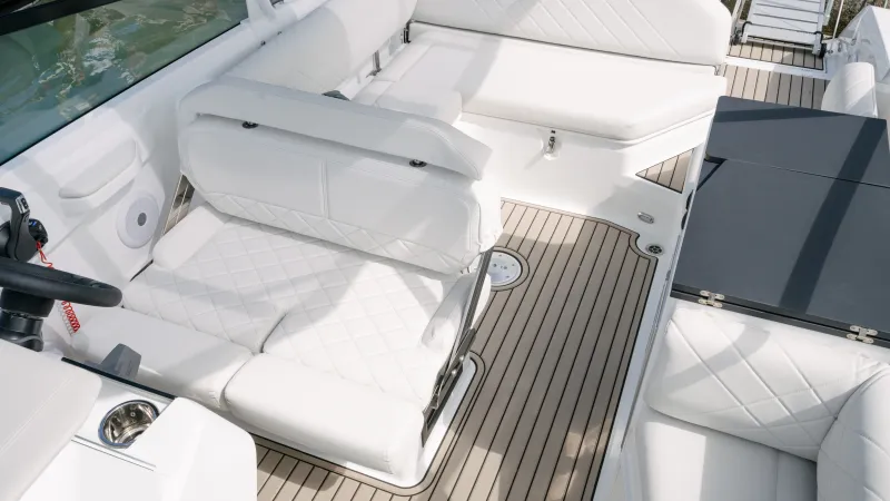 Yamarin 80 Dc white stone cushions