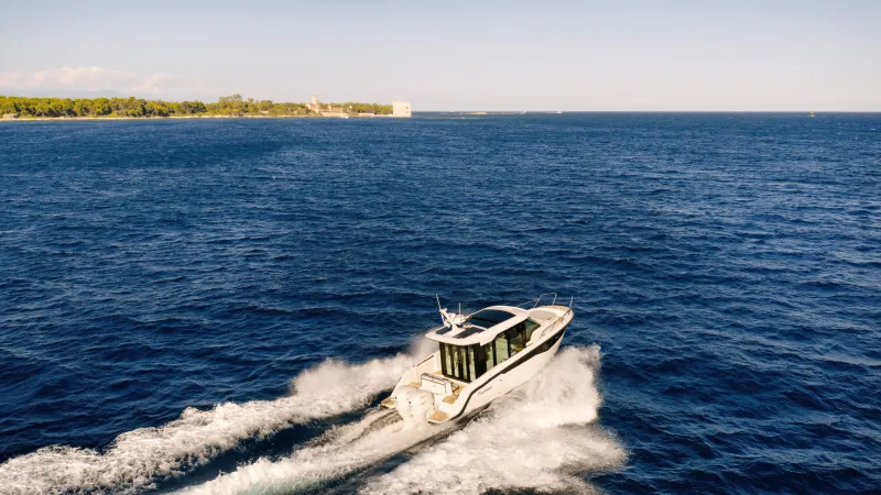 Yamarin Aura Cabin flagship