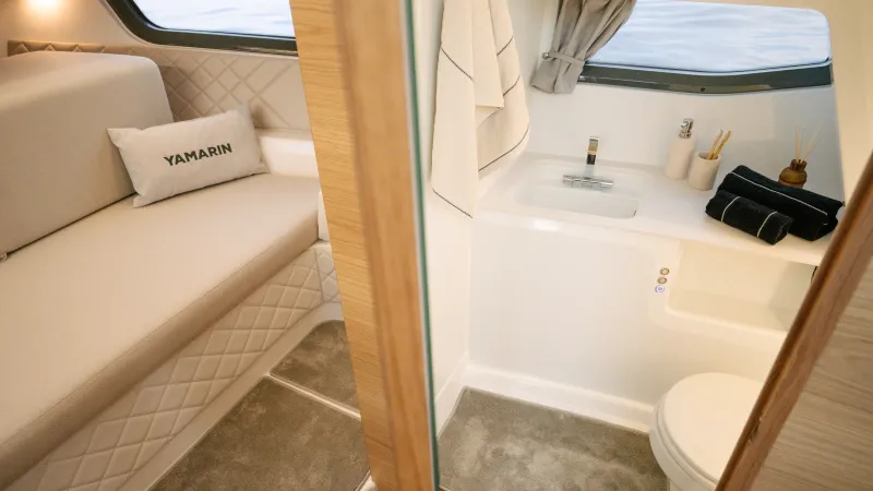 Yamarin Aura Cabin flagship