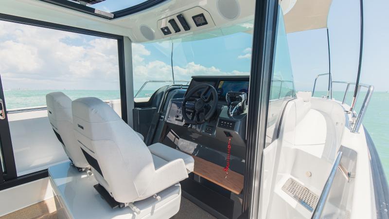 Yamarin Aura Cabin flagship